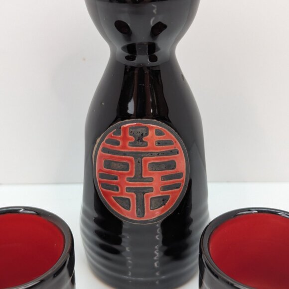 Saki Set 3 Piece Black and Red Ceramic 1 Tokkuri and 2 Ochoko - Picture 3 of 9